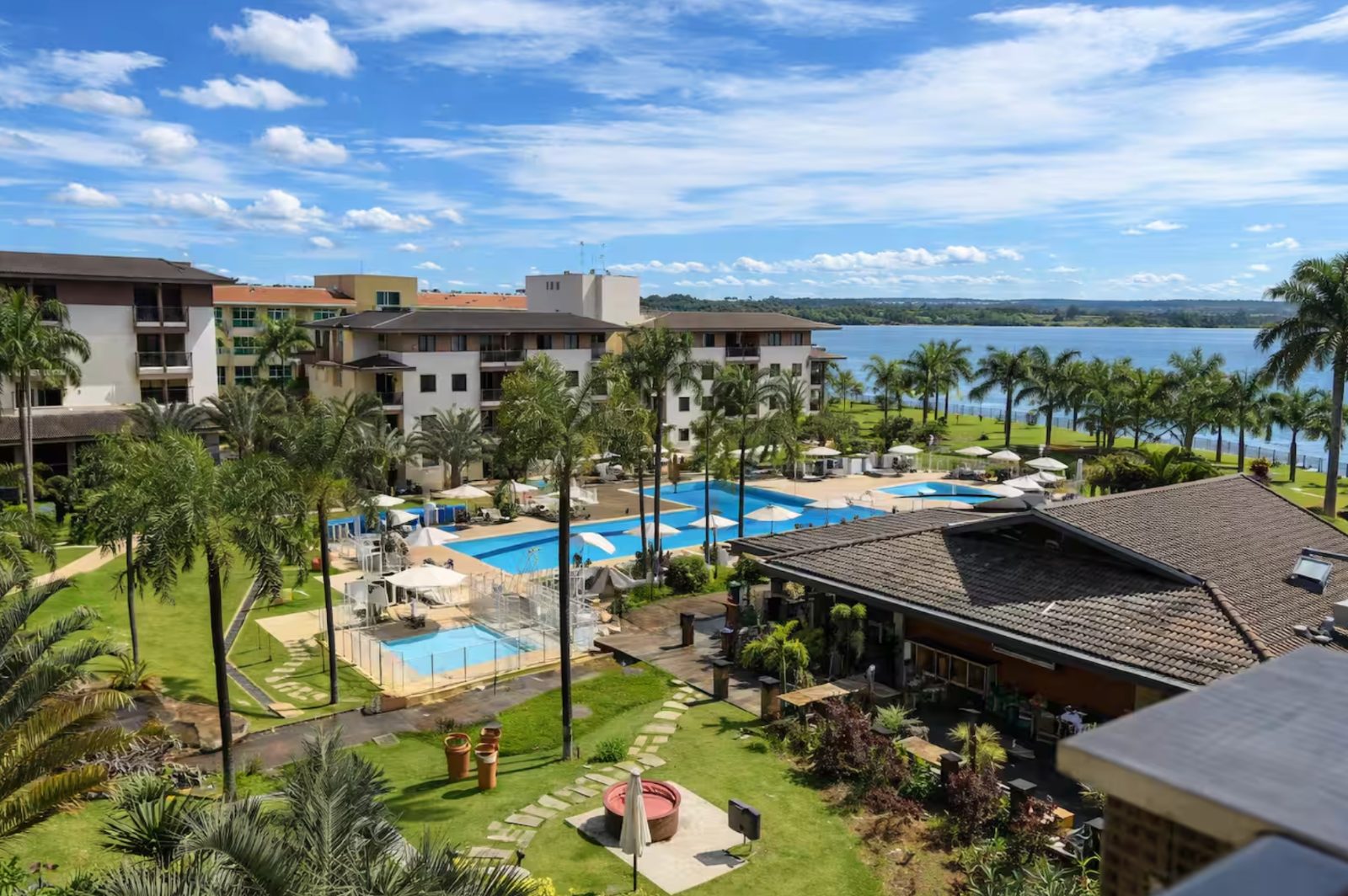 Vista do resort à beira do Lago Paranoá, Brasília